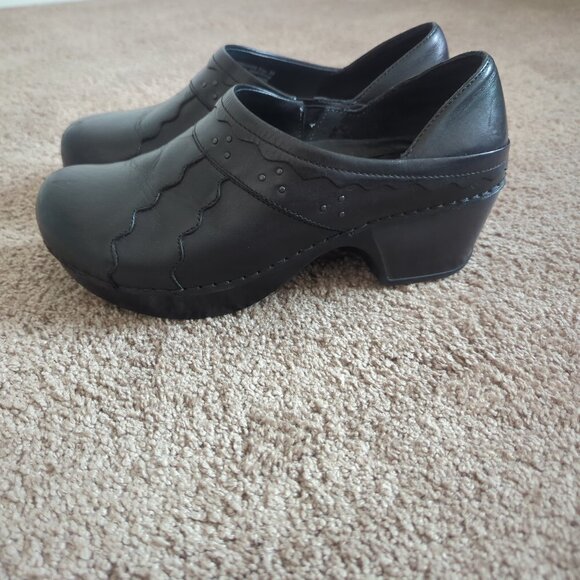 DANSKO Hailey Black Leather Scalloped Studded Full Clog Size 39 EU - Picture 1 of 9